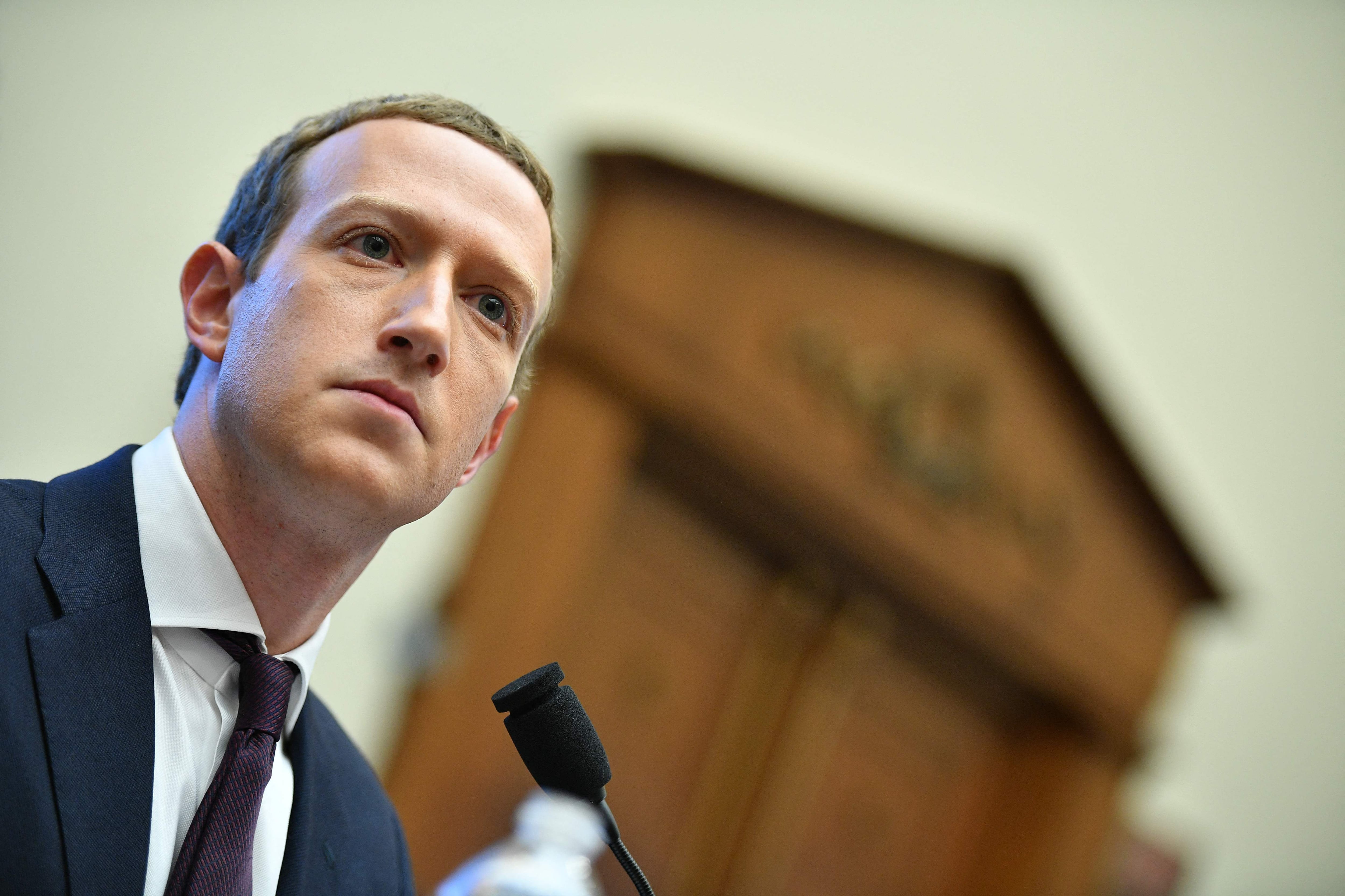 En una audiencia frente a miembros del Senado estadounidense, Mark Zuckerberg, el CEO de Meta, le pidió perdón a los padres presentes en la sala por el efecto que las redes sociales han tenido en la salud mental de sus hijos.