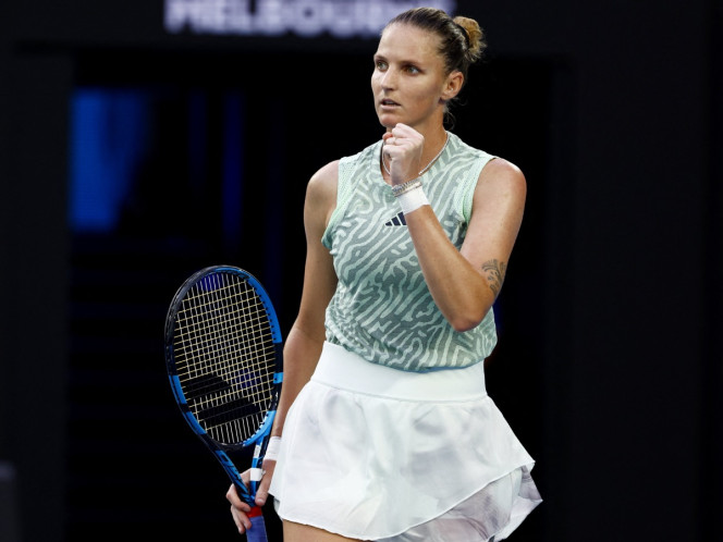 Karolina Pliskova celebra punto en primera ronda del Abierto de Australia 2024.