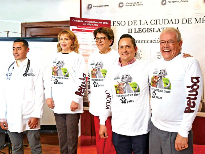 El diputado Javier Ramos Franco (segundo de derecha a izquierda) acompañado de autoridades de la alcaldía Milpa Alta.
